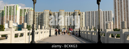 China Hong Kong Sha Tin Sozialwohnungen mit Lek Yuen Brücke zwischen Shing Mun River verbunden Stockfoto