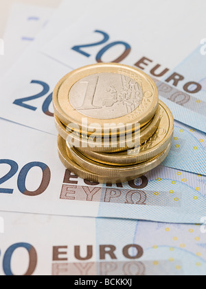 Euro-Münzen und Banknoten Stockfoto