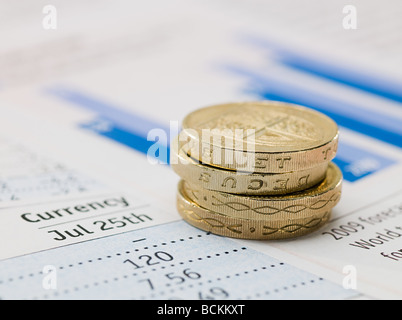 Ein Pfund Münzen und und finanziellen Papiere Stockfoto