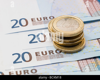 Euro-Münzen und Banknoten Stockfoto