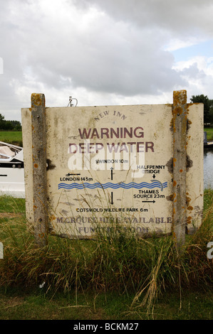 Tiefes Wasser Achtung Schwarzes Brett auf der Themse bei Lechlade auf Themse Gloucestershire England UK Stockfoto