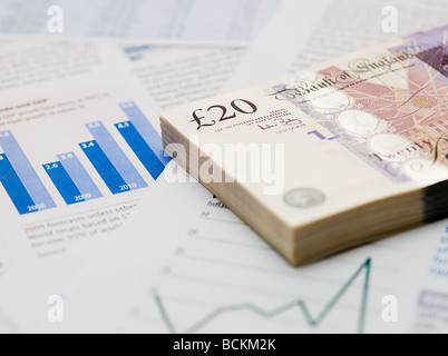 Zwanzig Pfund-Noten und finanziellen Papiere Stockfoto