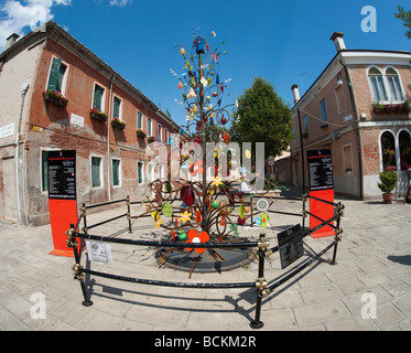 Venedig-Murano Insel Ausstellung von Glas auf einem Baum, inszeniert von Primavera Estate Stockfoto