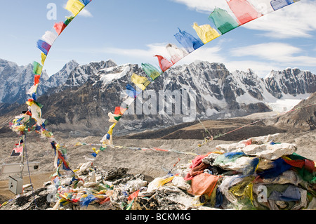 Gebetsfahnen und Mount everest Stockfoto