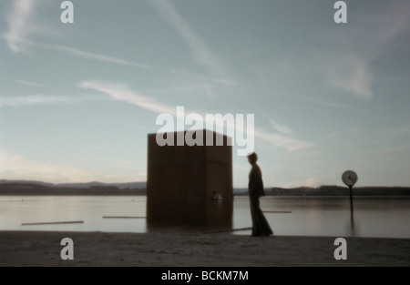 Person gegen Wasserlandschaft Stockfoto