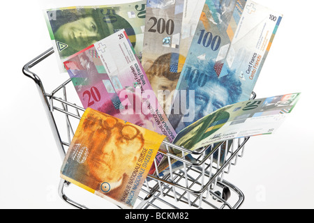 Schweizerfranken Banknoten in einem Warenkorb Stockfoto