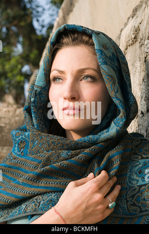 Junge Frau, die Kopftuch tragen Stockfoto