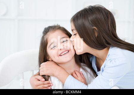 Zwei spanischen Schwestern küssen Stockfoto