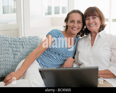Mutter und Tochter mit laptop Stockfoto