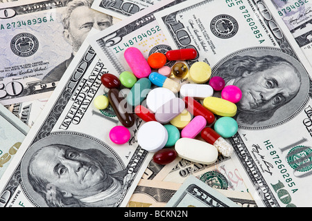 Kosten für medizinische Versorgung, Tabletten und Dollar-Banknoten Stockfoto