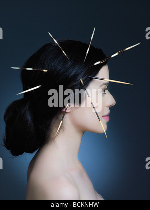 Junge Frau mit Stachelschweinborsten in Haar Stockfoto