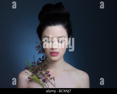 Junge Frau mit Blumen Stockfoto