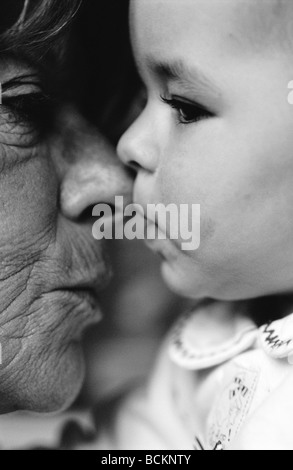 Baby küssen senior Frau Nase, Seitenansicht Stockfoto