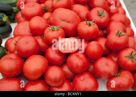Natürlich verkauft angebautes Gemüse auf dem Markt rote Tomate Stockfoto