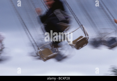 Menschen auf Kette Swing Ride, Bewegungsunschärfe Stockfoto