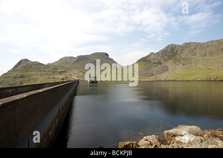 Das Oberbecken (Llyn Stwlan) und dam von der wieder Wasserkraftwerke Pumpspeicherkraftwerk, Nordwales. Stockfoto