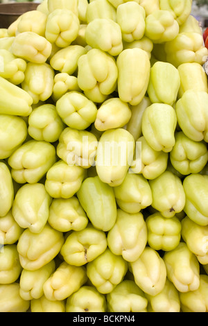 Natürlich verkauft angebautes Gemüse auf dem Markt gelber Pfeffer Stockfoto
