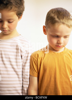 Zwei Kinder nebeneinander stehen Stockfoto