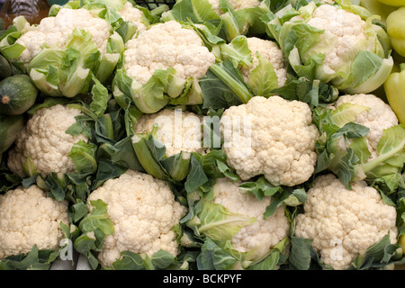 Natürlich verkauft angebautes Gemüse auf dem Markt-Blumenkohl Stockfoto