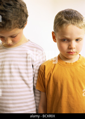 Zwei Kinder nebeneinander stehen Stockfoto