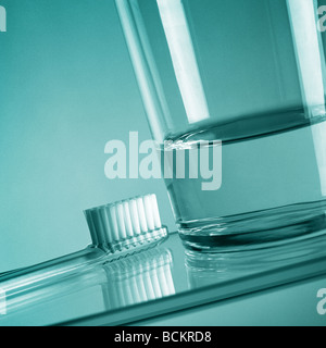 Zahn Pinsel und ein Glas Wasser, Nahaufnahme Stockfoto