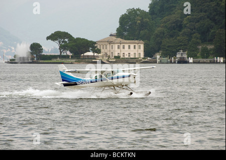 Wasserflugzeug landet am Comer See, Italien Stockfoto