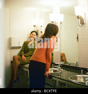 Unternehmerinnen in Toilette Stockfoto