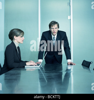 Mann und Frau am Tisch im Büro Stockfoto