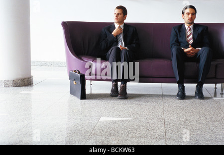 Zwei Geschäftsleute auf sofa Stockfoto