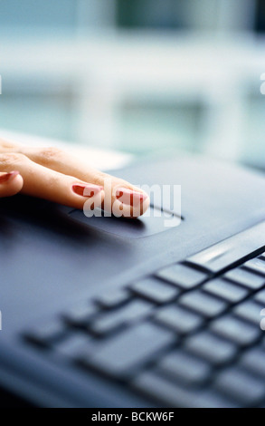 Frau Finger auf Laptop-Computer, Nahaufnahme Stockfoto