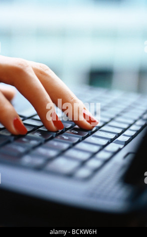 Frau, die Eingabe auf Laptop-Computer, Nahaufnahme Stockfoto