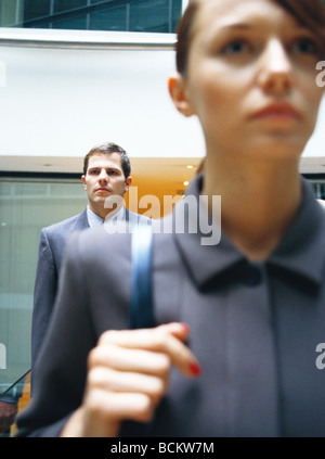 Mann steht hinter Frau Stockfoto