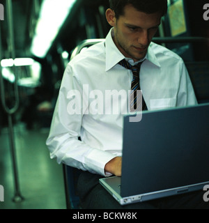 Mann mit Laptop-Computer in u-Bahn Stockfoto