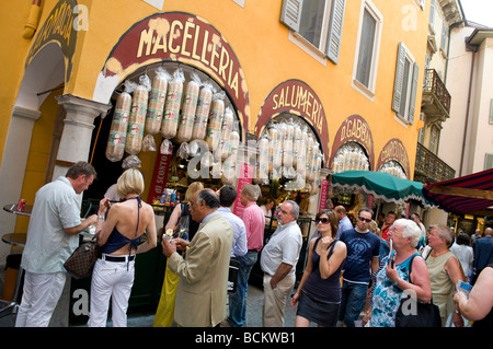 Menschen außerhalb Lebensmittelgeschäft in Lugano, Schweiz Stockfoto