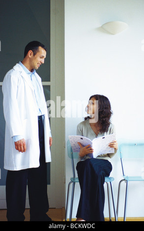 Arzt und Patient im Wartezimmer Stockfoto