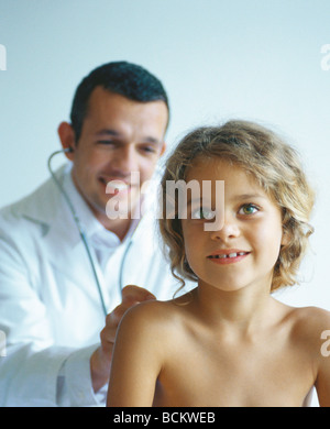 Kaukasische Kleine M Dchen Nackten Oberk Rper L Chelnd Stockfoto Bild Alamy