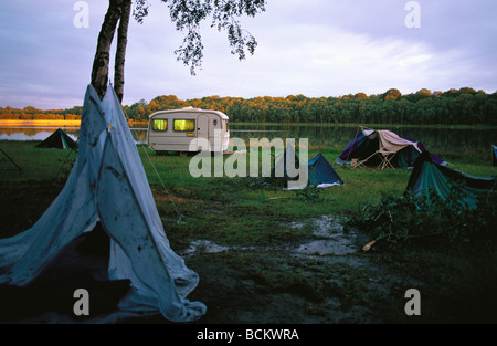 Camper camping in der Nähe des Gewässers Stockfoto