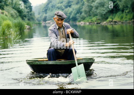 Ironbridge Coracle Maker Eustace Rogers auf dem River Severn BILD VON DAVID BAGNALL Stockfoto