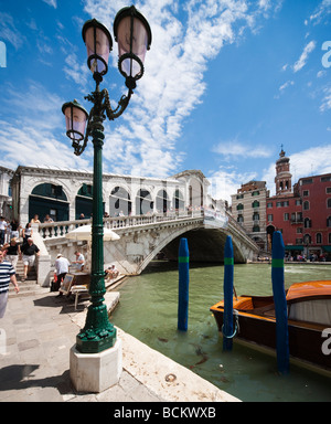 Venedig 2009 Canal Grande Rialto-Brücke gesehen die Riva de Vin San Polo Sestiere Gondel Liegeplätze ultra-Weitwinkel Stockfoto