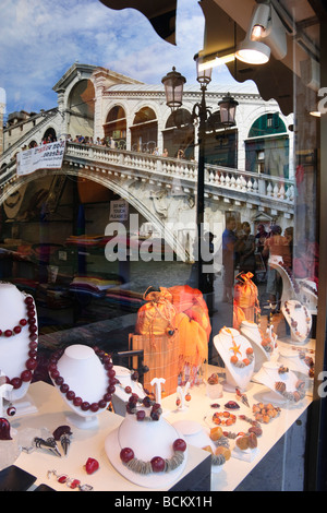 Venedig Canal Grande Rialto-Brücke spiegelt sich im Fenster des Shops auf die Riva de Vin mit Souvenir Schmuck Stockfoto