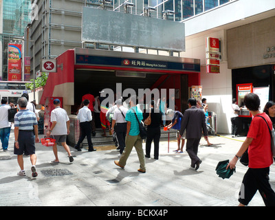 China Hong Kong Straßenszene von Mong Kok u-Bahn-Eingang Stockfoto