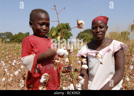 Westafrika Burkina Faso, Fairtrade und Bio-Baumwoll-Projekt, Porträt von Frau und Sohn auf der farm Stockfoto