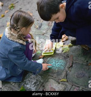 Jungen und Mädchen Färbung auf Boden mit Kreide Stockfoto