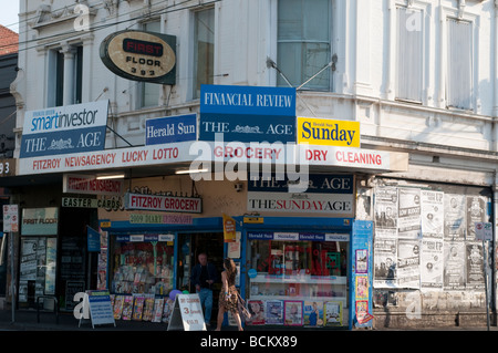 Straßenszene mit vielen Zeichen auf Brunswick Street Fitzroy Melbourne Victoria Australien Stockfoto