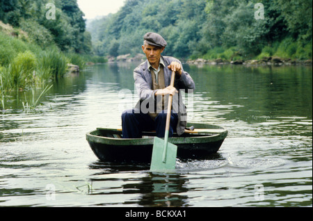 Ironbridge Coracle Macher Eustace Rogers am Fluss Severn. Er ist ein Korakelmacher der vierten Generation, der für Wilderei verwendet wird. Bild von DAVID BAGNALL Stockfoto