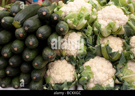 Natürlich angebaute Gemüse verkauft am Markt Zucchini und Blumenkohl Stockfoto