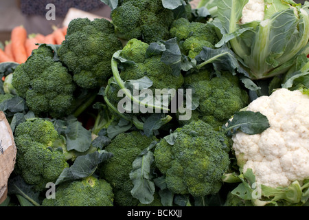 Natürlich angebaute Gemüse verkauft am Markt Brokkoli und Blumenkohl Stockfoto