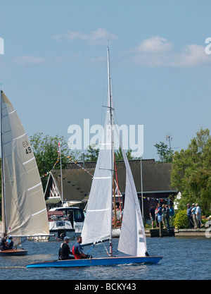 Flusses Bure im horning zu Beginn der jährlichen drei Flüsse Rasse, Norfolk Stockfoto