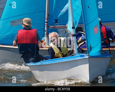 Flusses Bure im horning zu Beginn der jährlichen drei Flüsse Rasse, Norfolk Stockfoto