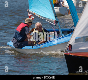 Flusses Bure im horning zu Beginn der jährlichen drei Flüsse Rasse, Norfolk Stockfoto